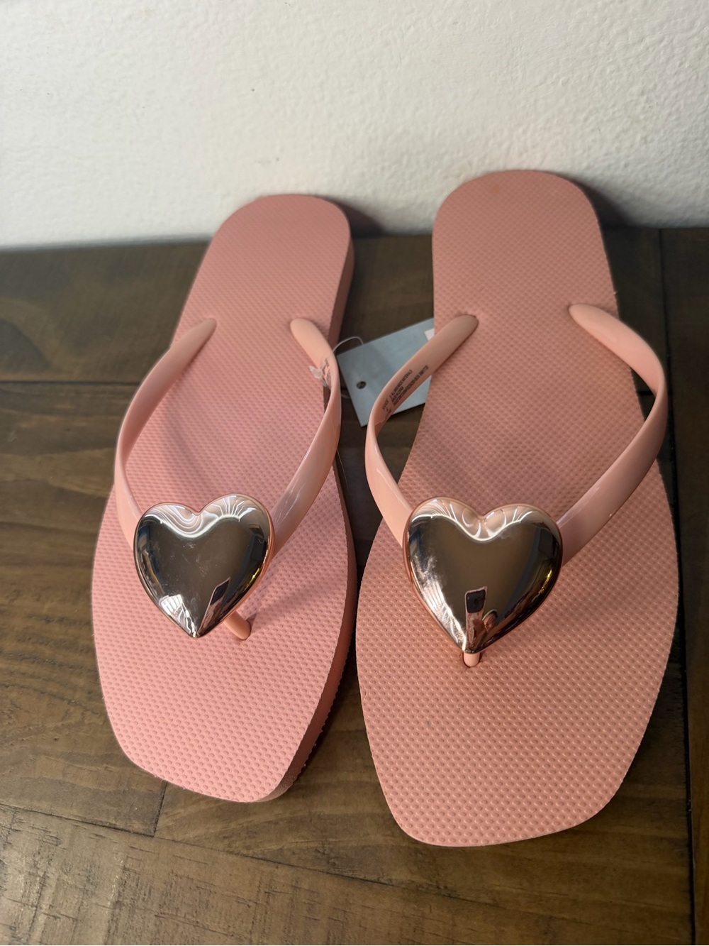Shade & shore pink large gold heart flip flops size 9 women’s sandals new - Picture 3 of 7